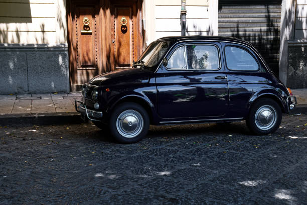 messina, sicilia, italia - 13 de junio de 2021: fiat vintage negro 500 estacionado en la calle de messina. - sicily fiat old car fotografías e imágenes de stock