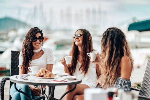 amici donne al caffè divertirsi insieme - coffee couple italy drinking foto e immagini stock