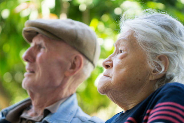 portrait d’un couple de plus de 80 ans - senior adult 80 plus years aging process clothing photos et images de collection