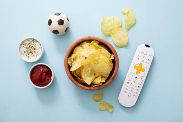 bocadillos para ver la televisión en la maqueta de vista superior de fondo azul. el concepto de ver televisión y torneos deportivos. - potatoe chips fotografías e imágenes de stock