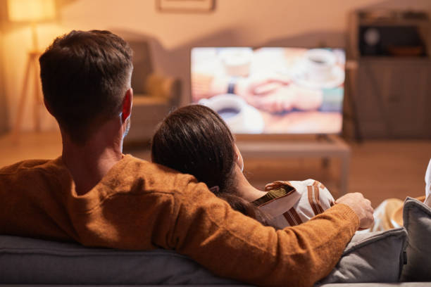 coppia rilassante a casa - family television watching watching tv foto e immagini stock