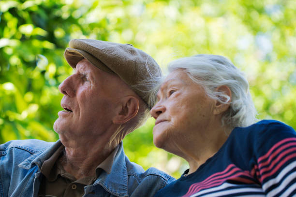 portrait d’un couple de plus de 80 ans - senior adult 80 plus years aging process clothing photos et images de collection