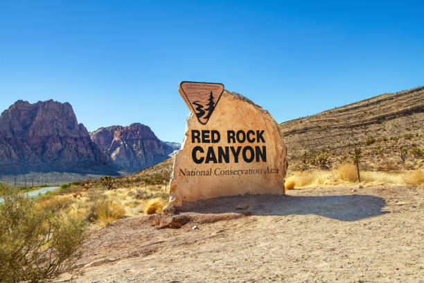 ネバダ州南部のレッドロックキャニオン国立保全地域の標識 - red rock canyon national conservation area ストックフォトと画像