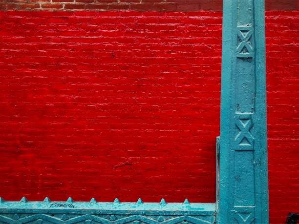 entrada del metro con una pared roja - railroad spikes fotografías e imágenes de stock