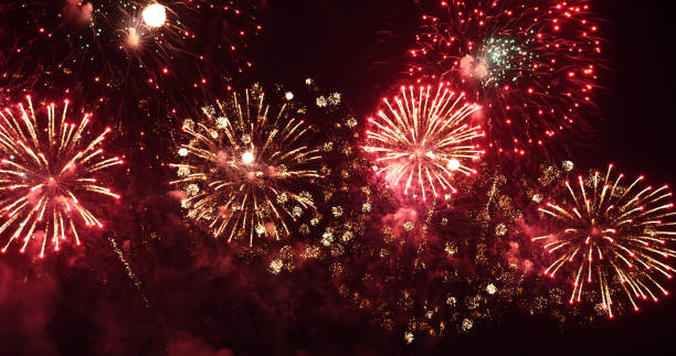 Red Firework celebrate anniversary happy new year 2022, 4th of july holiday festival. red firework in night time celebrate national holiday. Countdown to new year 2022 festival party time event fuegos artificiales rojos celebran aniversario feliz año nuevo 2022, 4 de julio festival de vacaciones. fuegos artificiales rojos en la noche celebran la fiesta nacional. cuenta atrás para el evento de la fiesta del festival de año nuevo 2022