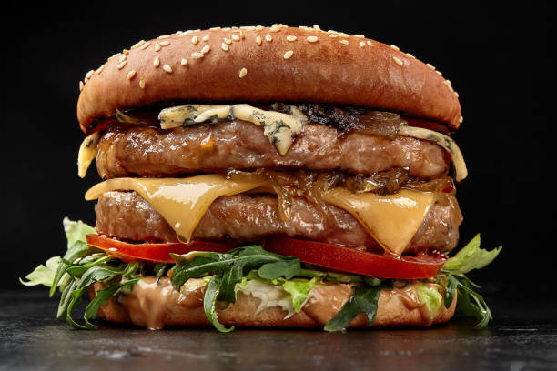 hamburguesa doble con dos quesos, cebolla caramelizada - hamburger burger symmetry cheeseburger fotografías e imágenes de stock