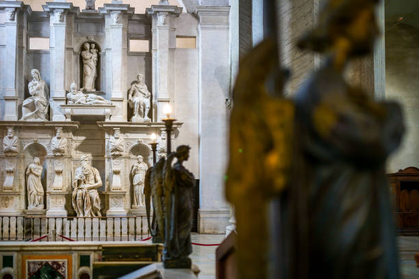 la statue de moïse par michel-ange à l’intérieur de san pietro in vincoli dans le quartier monti de rome - pope julius ii photos et images de collection