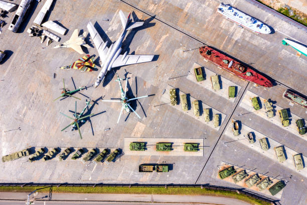 vista superior da base militar. tanques, howitzers auto-propulsionados, lançadores de foguetes, helicópteros e aeronaves - propelled - fotografias e filmes do acervo