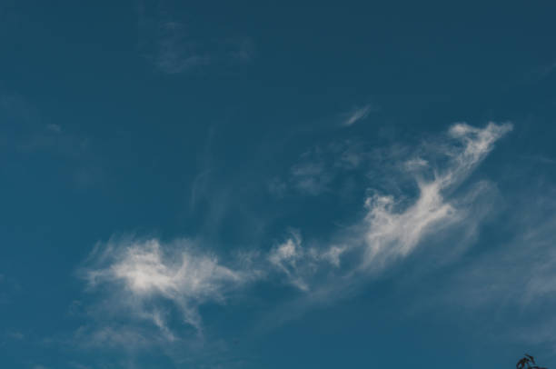 cielo blu scuro con piccola aria nuvolosa, la nube evapora sotto influenza sole - air cloud sun cirrocumulus foto e immagini stock