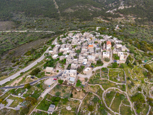 vista aérea da vila de avgonima na ilha de chios, grécia - chios island - fotografias e filmes do acervo