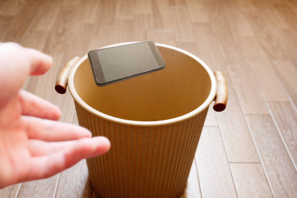 Throw a smartphone with a deteriorated battery into the trash