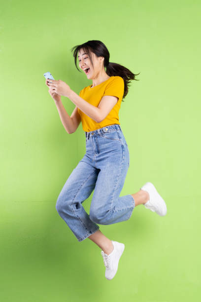 молодая азиатская девушка - smart phone asian ethnicity mobile phone women стоковые фото и изображения