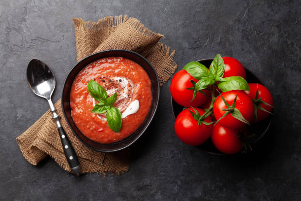 신선한 정원 토마토를 곁들인 차가운 가스파초 수프 - tomato soup red basil table 뉴스 사진 이미지