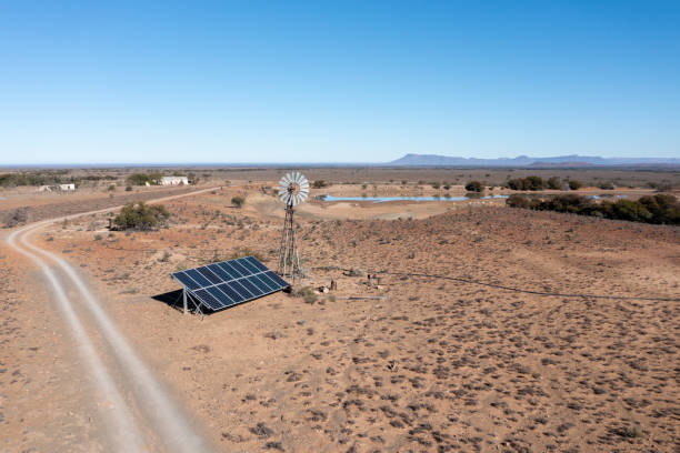 l’énergie renouvelable remplace les vieux moulins à vent cassés dans le karoo sec d’afrique du sud - water pumping windmill photos et images de collection