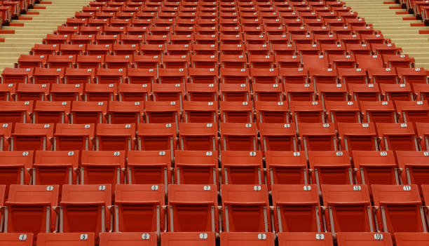 siège dans un terrain de football où personne n’est autorisé à entrer,chaises rouges pour regarder des matchs de football - vacant block photos et images de collection