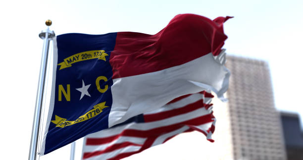 노스 캐롤라이나 주와 미국의 국기는 바람에 흔들리고. 민주주의와 독립. - 노스캐롤라이나 미국 주 뉴스 사진 이미지