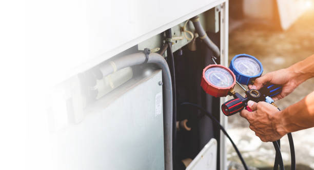 mecánico de la reparación de aire usando el equipo que mide para llenar los acondicionadores de aire industriales de la fábrica y comprobar la unidad al aire libre del compresor de aire del mantenimiento. - heat leak fotografías e imágenes de stock