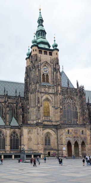 turyści po południowej stronie katedry św wita w pradze - hradcany castle prague czech republic spring zdjęcia i obrazy z banku zdjęć