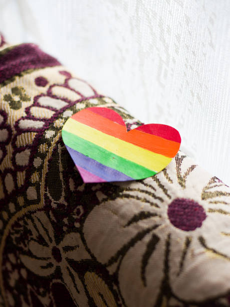 lgbtqコミュニティのための虹色の心。 - anti sex ストックフォトと画像