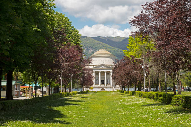 istock Como - The memorial of Alessandro Volta. 1323694400