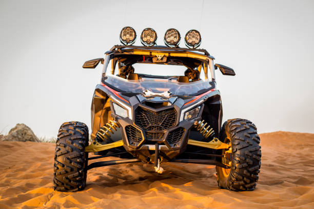 moderno dune buggy con vista frontale bar leggero, parcheggiato sulla sabbia nel deserto, fossil rock, sharjah, emirati arabi uniti. - off road vehicle quadbike desert dirt road foto e immagini stock