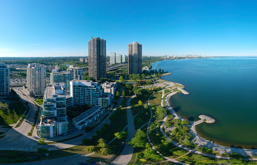 Vista creativa artística de la vista de la ciudad de Humber Bay Shores Park y espacio verde con paisaje urbano del horizonte, lago azul Ontario. Rascacielos sobre The Queensway al atardecer en verano, Etobicoke, Ontario, Canadá photo