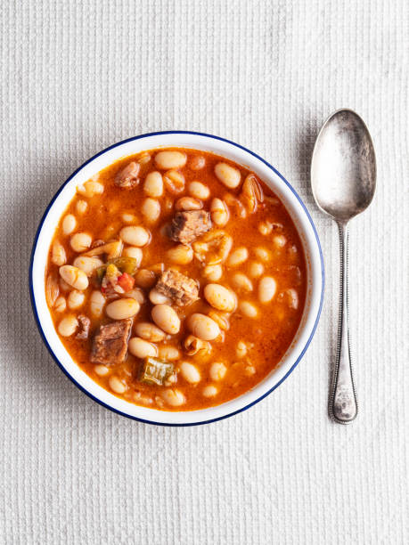 gebackene bohnen, gebackene bohnen mit fleisch, getrocknete bohne (kuru fasulye):traditionelle köstliche türkische lebensmittel, - dried beans stock-fotos und bilder