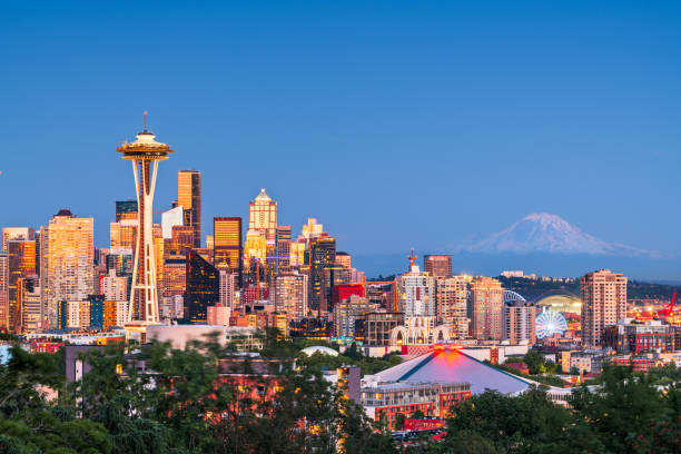 seattle, washington, ee. uu. downtown skyline - seattle night skyline architecture and buildings fotografías e imágenes de stock