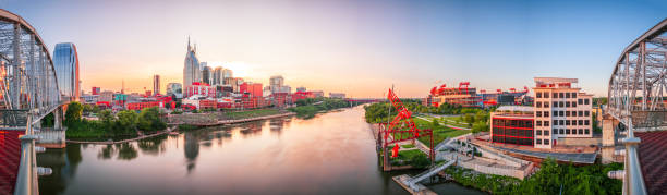 nashville, tennessee, skyline degli stati uniti d'america - cumberland river foto e immagini stock