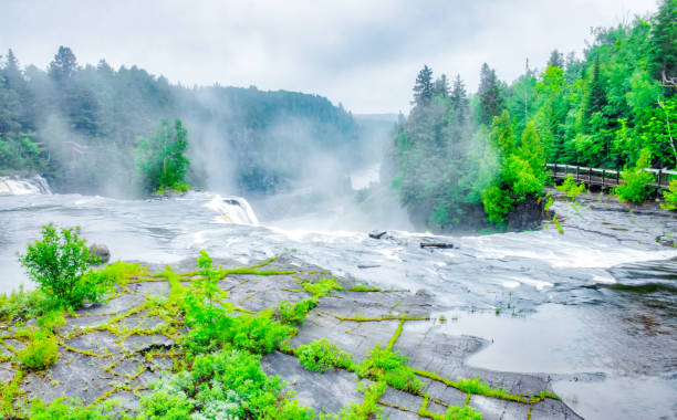 kakabeka falls provincial park in rain and fog - thunder bay canada ontario provincial park imagens e fotografias de stock