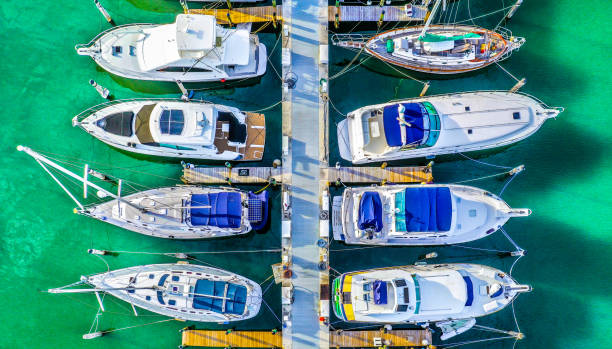 boats in miami marina - marina imagens e fotografias de stock