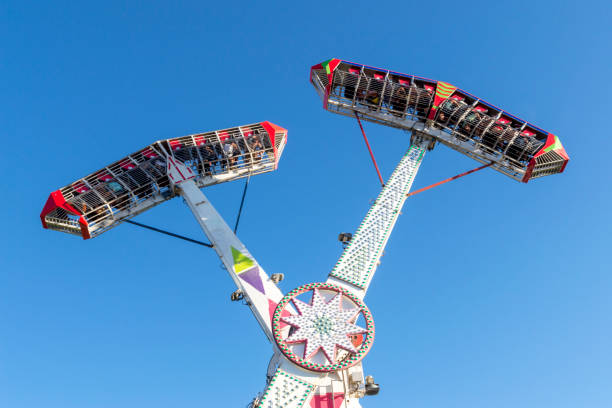 公共公園の旅するカーニバルでの逆さまのスリルライド - rollercoaster carnival amusement park ride screaming ストックフォトと画像