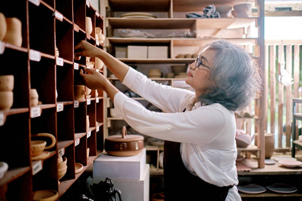 femmes moyennes travaillant sur la fabrication d’objets en argile dans l’atelier de poterie - groupe moyen dobjets photos et images de collection