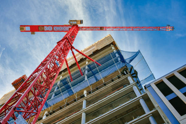 highrise building site à berlin. - crane photos et images de collection