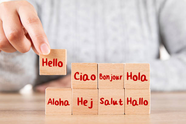 la femme organise hello word dans différentes langues - linguist photos et images de collection