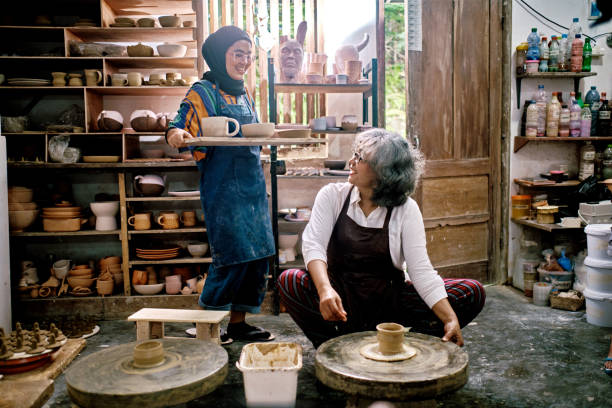 jovem mulher potter ensinando a arte da fabricação de maconha - etnia indonésia - fotografias e filmes do acervo