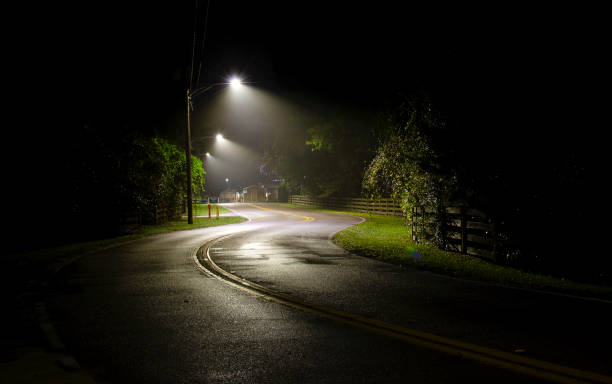 winding road à gainesville, floride - night wet road street photos et images de collection