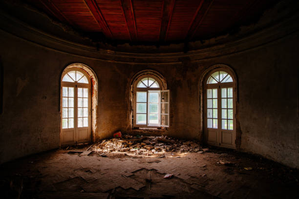 antigua mansión histórica abandonada, vista interior - haunted house house spooky real estate fotografías e imágenes de stock