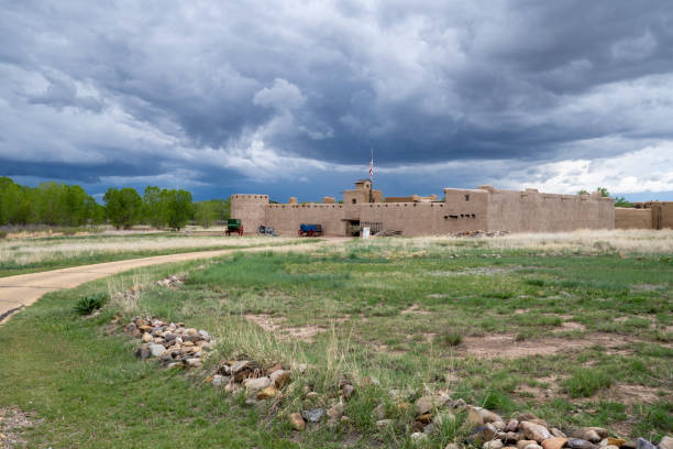 sentiero che porta al sito storico nazionale di bents old fort mentre un temporale si prepara in lontananza - santa fe trail foto e immagini stock