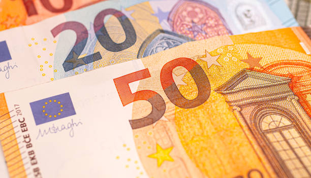 евро банкноты крупным планом. деньги, валюта, евро, европейская экономика. - european union euro note european union currency greece paper currency стоковые фото и изображения