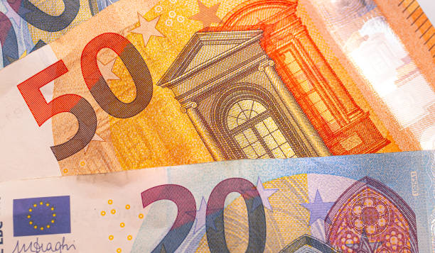 евро банкноты крупным планом. деньги, валюта, евро, европейская экономика. - european union euro note european union currency greece paper currency стоковые фото и изображения
