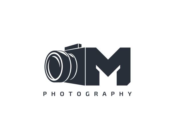 ilustrações, clipart, desenhos animados e ícones de modelo de logotipo da letra m camera. ícone do logotipo da câmera no fundo branco. câmera de logotipo de design da moda. - photographer