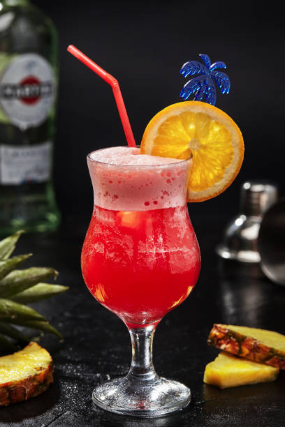 panthère rose cocktail avec vodka, jus d’ananas, grenadine, martini - hurricane cocktail photos et images de collection