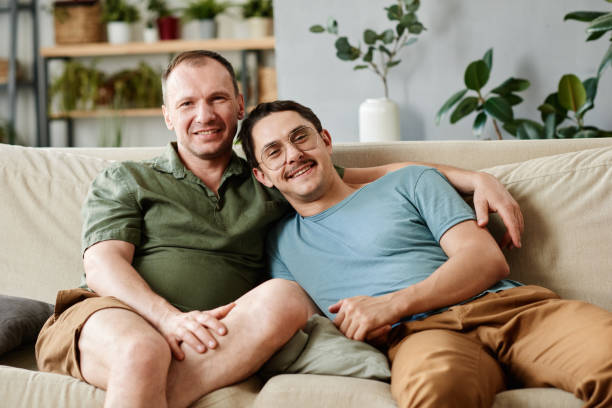 행복한 게이 커플 앉아 에 홈 - couple mature adult senior adult 40s 뉴스 사진 이미지