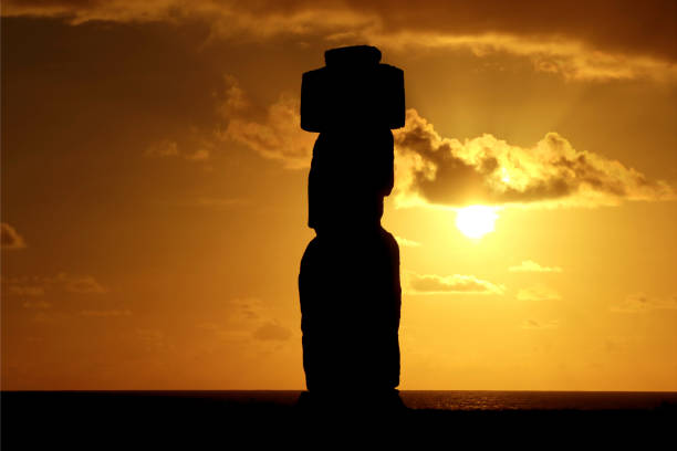 sagoma di una statua moai di ahu ko te riku contro il cielo al tramonto sull'oceano pacifico, isola di pasqua, cile - ahu tahai foto e immagini stock