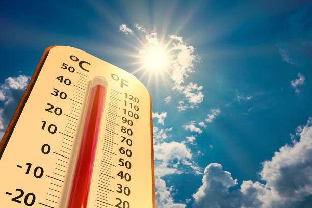 termómetro de vista de ángulo bajo en el cielo azul con el sol brillando - calor fotos fotografías e imágenes de stock