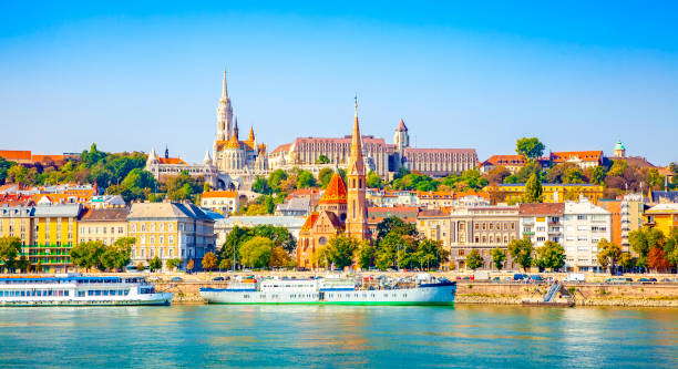 ブダペストの街のスカイラインとドナウ川の写真、ハンガリー - ハンガリー ストックフォトと画像