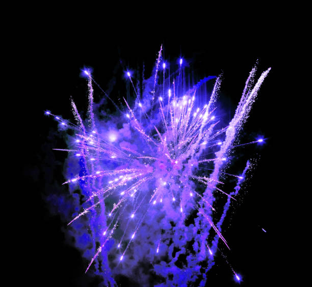 Blue fireworks display black night sky background isolated close up, blue firecracker burst pattern, purple salute explosion texture, holiday decoration, festive design element, celebration backdrop los fuegos artificiales azules muestran el fondo negro del cielo nocturno aislado de cerca, el patrón de explosión de petardo azul, la textura de explosión de saludo púrpura, la decoración navideña, el o de diseño festivo, el telón de fondo
