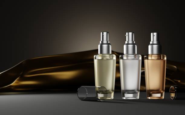 Set glass bottles cosmetics on dark background with gold fabric. Night serum, tonic or perfume. Skincare beauty product transparent spray with liquid. Realistic 3d illustration mockup ad banner poster establecer botellas de vidrio cosméticos sobre fondo oscuro con tela de oro. suero nocturno, tónico o perfume. producto de belleza para el cuidado de la piel spray transparente con líquido. maqueta de cartel publicitario ilustración 3d realista