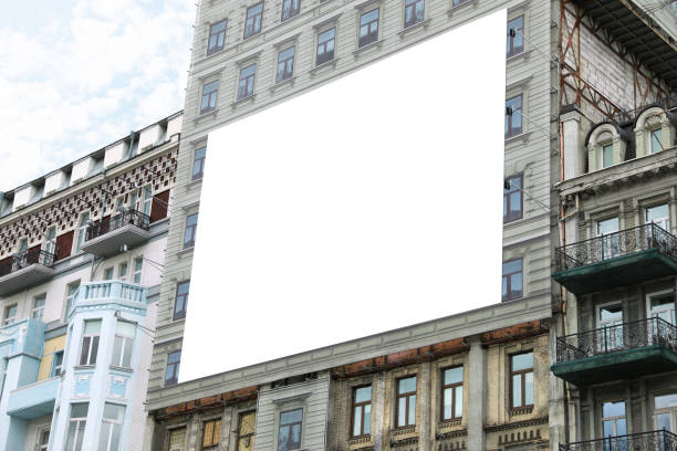 pancarta en blanco en la fachada del edificio al aire libre. diseño del tablero publicitario - billboard fotografías e imágenes de stock